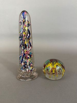 deux vases en verre placés l'un à côté de l'autre