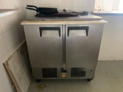 congélateur à double porte en acier inoxydable dans une cuisine avec un carrelage au sol