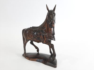 une image représentant une statue de cheval sur fond blanc