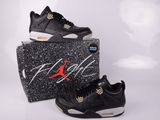 une paire de baskets noires et blanches posée sur une boîte