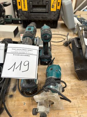 de nombreux outils électriques posés sur une table, accompagnés d'une étiquette de prix