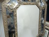 un miroir posé sur un socle en bois