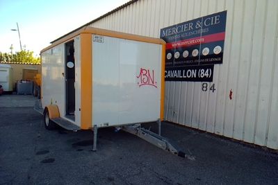 a trailer that is parked in front of a building