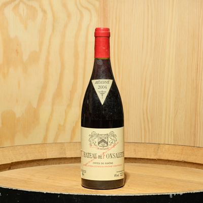 une bouteille de vin posée sur un tonneau