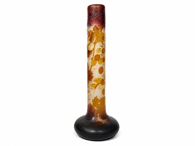 un grand vase en verre orné d'un motif floral