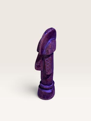 une image représentant une statue en bois d'une personne sur fond blanc