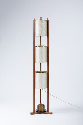 un lampadaire en bois muni de trois lampes de chaque côté