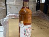 une bouteille de vin posée sur une table