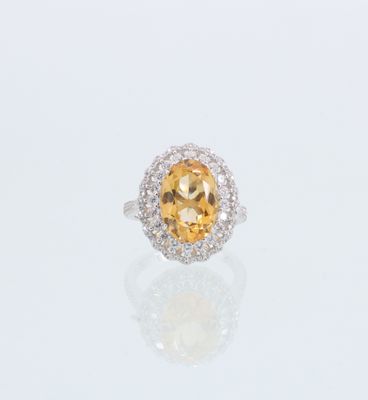 une bague sertie d'une citrine de taille ovale et de diamants