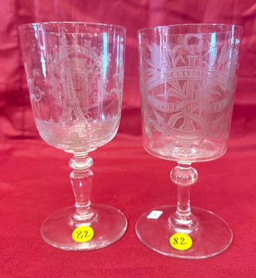 deux verres à vin posés sur une nappe rouge