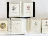 plusieurs livres sont empilés sur une surface blanche