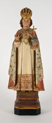 l'image d'une statue de femme avec une couronne sur la tête