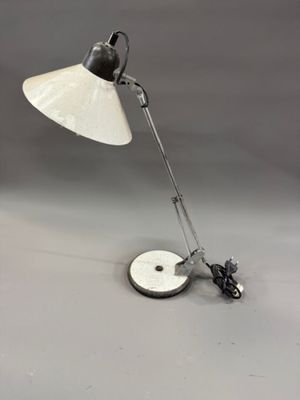 une photo d'une lampe de bureau surmontée d'un abat-jour blanc