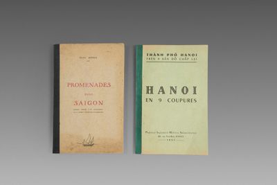deux livres posés l'un à côté de l'autre sur une table