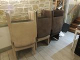 several chairs are lined up against a wall in a room