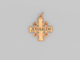 un pendentif en forme de croix en or sur lequel est gravé le mot « Jérusalem »