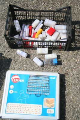un panier rempli de Lego et un ordinateur posé par terre
