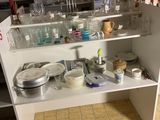 un plan de travail de cuisine sur lequel sont posés de nombreux plats et verres