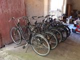 beaucoup de vélos alignés dans un garage