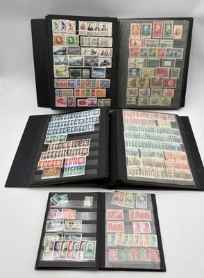 une collection de timbres rangée dans un classeur posé sur une table