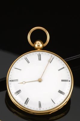 une montre de poche en or avec des chiffres romains