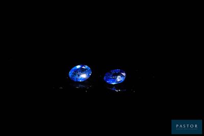 une paire de saphirs bleus sur fond noir