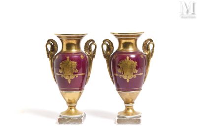une paire de vases violets et dorés posés sur une surface blanche