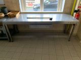une table sur laquelle se trouve une tasse, dans une cuisine