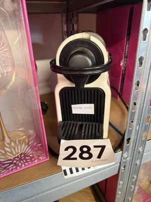 une machine à café exposée dans un magasin