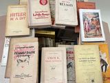plusieurs livres sont empilés sur une table