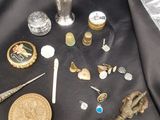 de nombreux objets posés sur une table