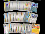 beaucoup de cartes pokemon sur la table
