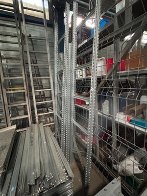 de nombreuses étagères métalliques dans une pièce où se trouvent de nombreux types d'objets différents