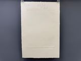 une feuille de papier blanche accrochée à un mur sur fond noir