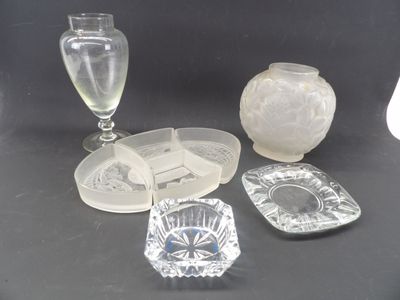 beaucoup d'objets en verre qui se trouvent sur la table