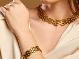 une femme portant un bracelet en chaîne d'or et un collier en or
