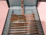 un lot de fourchettes et de cuillères dans une boîte