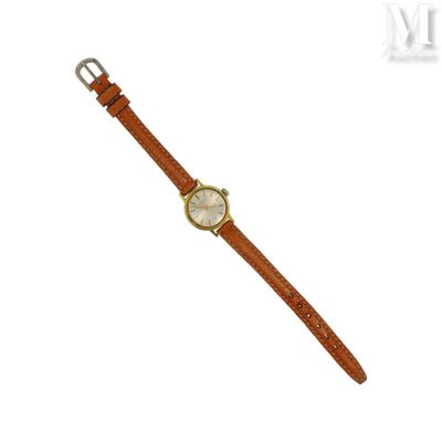 gros plan d'une montre sur fond blanc