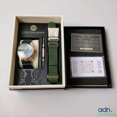 une boîte contenant une montre et une carte