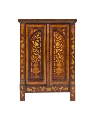 une image représentant une armoire en bois ornée d'un motif floral
