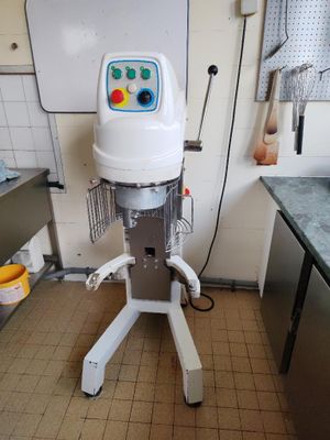 un appareil posé sur un support dans une cuisine