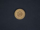 gros plan d'une pièce de monnaie sur une surface noire