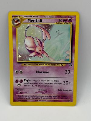 gros plan d'une carte pokemon sur une surface blanche