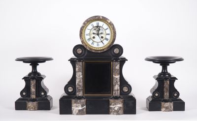 une horloge posée sur une table, à côté de deux tabourets