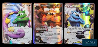 trois cartes Pokémon aux couleurs et aux motifs différents