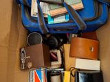 une boîte en carton remplie de nombreux types de bagages différents