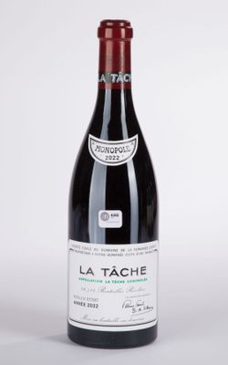 la bouteille de vin est posée sur la table, prête à être consommée