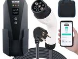 une image représentant une personne tenant un téléphone portable et branchant un chargeur de voiture électrique