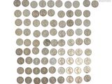 l'image d'un paquet de pièces de monnaie posé sur une surface blanche