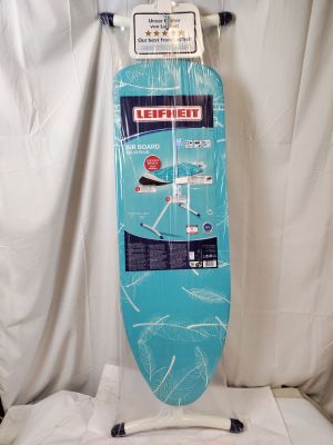une planche de surf posée sur un support, sur fond blanc